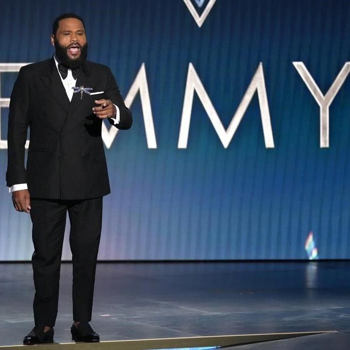 Emmy Moments: 'Succession' succeeds, 'The Bear' eats it up, and a show wraps on time, thanks to Mom